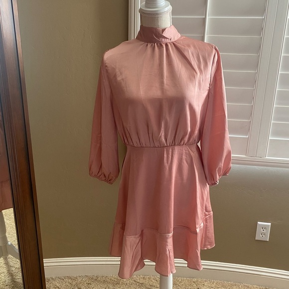 ๐NWT- VICI CALL ME ANGEL TEXTURED SATIN DRESS - PINK - Picture 4 of 8